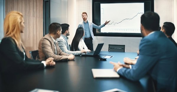 היתרונות בהשכרת חדרי ישיבות לפי שעה לארגונים קטנים